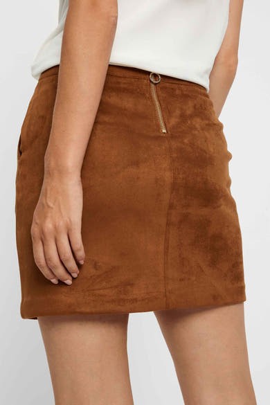 Jupe courte marron de VERO MODA® avec fermeture éclair dorée au dos, en tissu effet suède.