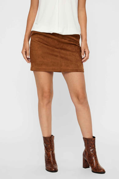 Mini-jupe marron en daim synthétique de Vero Moda, portée avec un haut blanc et des bottines à imprimé serpent.