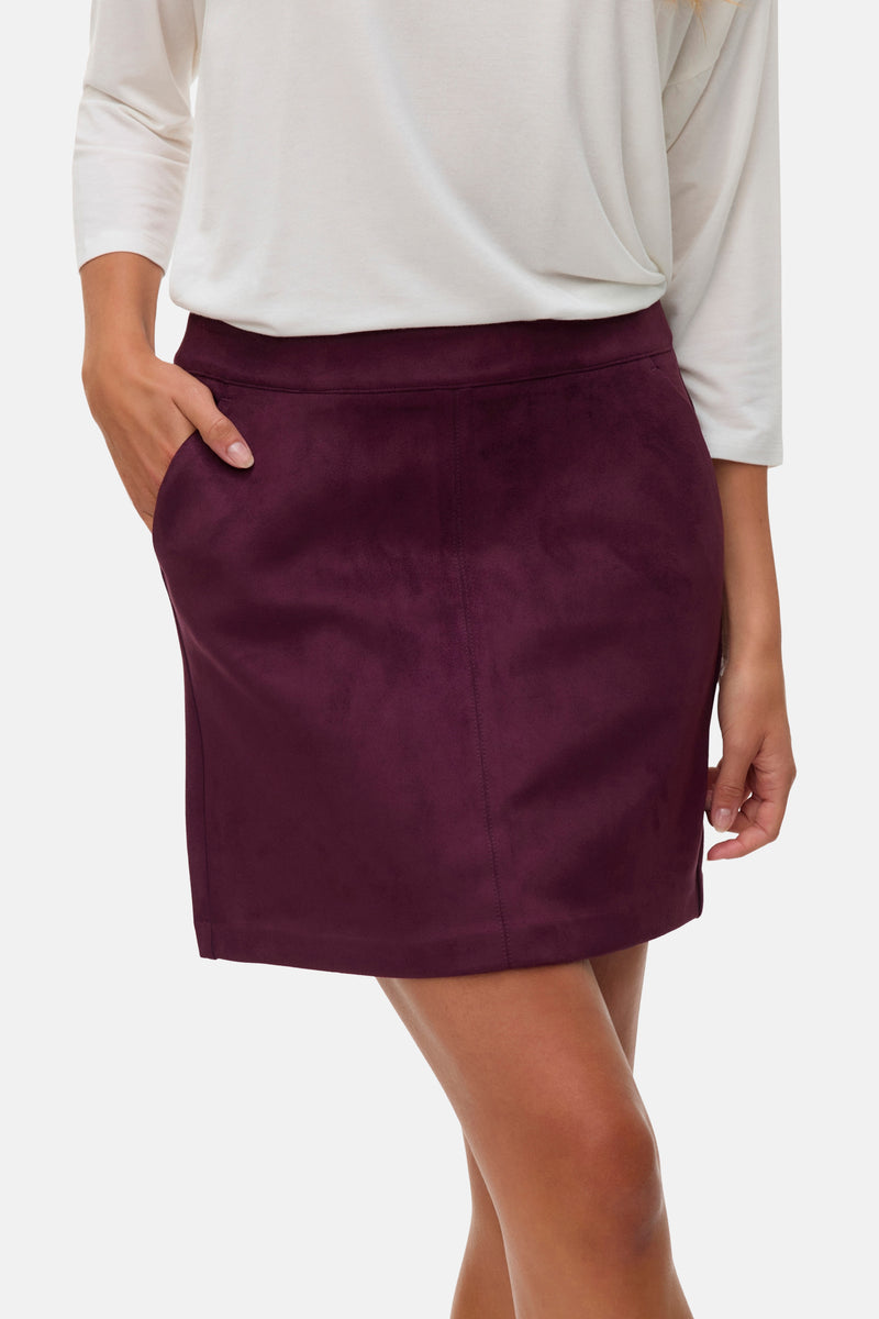 Jupe courte bordeaux en suédine by VERO MODA, avec une poche et une couture verticale au centre.