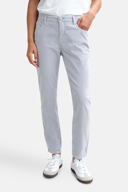 Damesjeans divers in grijze katoen van OPUS, achterzakdetail en wit etiket.