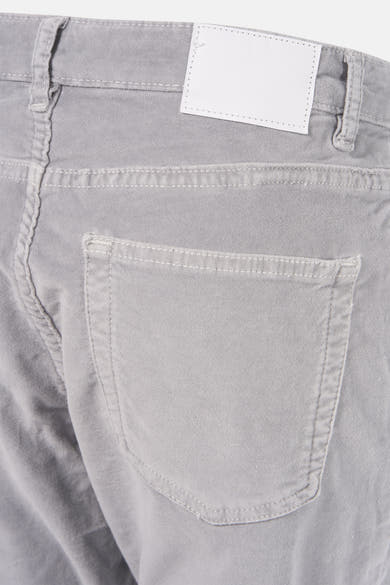 Jeans femme divers en coton gris par OPUS, détail de la poche arrière et étiquette blanche.
