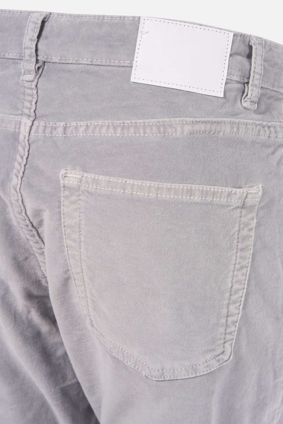 Jeans femme divers en coton gris par OPUS, détail de la poche arrière et étiquette blanche.