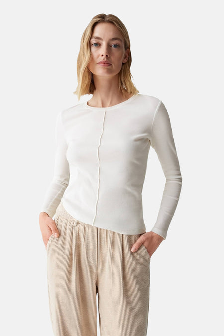 Pull col rond blanc OPUS à manches longues, porté par un mannequin.