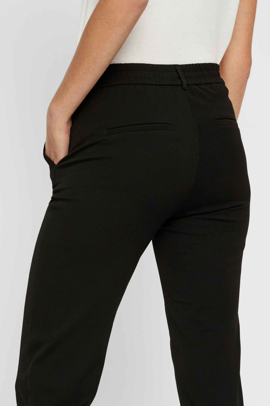 Pantalon de costume noir de VERO MODA avec poches arrière passepoilées et cordon de serrage à la taille.