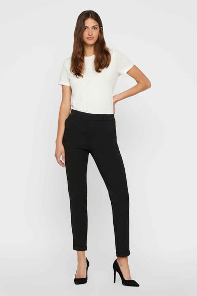 Pantalon de costume noir par VERO MODA, porté avec un t-shirt blanc et des escarpins noirs.