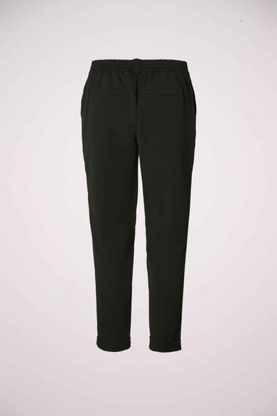 Pantalon de costume noir de VERO MODA® avec taille élastique et ourlets retroussés, vue de dos.