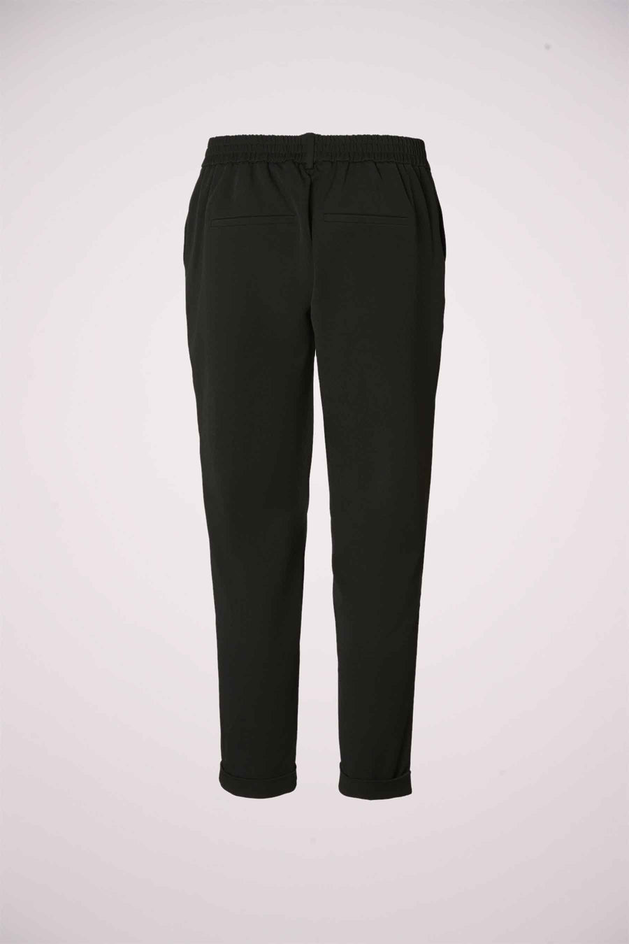 Pantalon de costume noir de VERO MODA® avec taille élastique et ourlets retroussés, vue de dos.