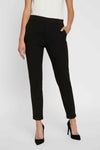 Pantalon de costume noir de Vero Moda, porté avec des escarpins noirs et un haut blanc.