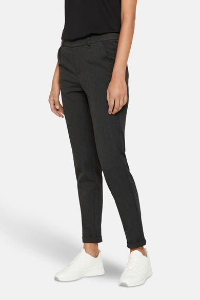 Pantalon de costume gris de VERO MODA, porté avec des baskets blanches et un t-shirt noir.