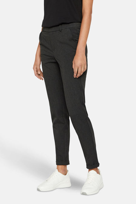 Pantalon de costume gris de VERO MODA, porté avec des baskets blanches et un t-shirt noir.