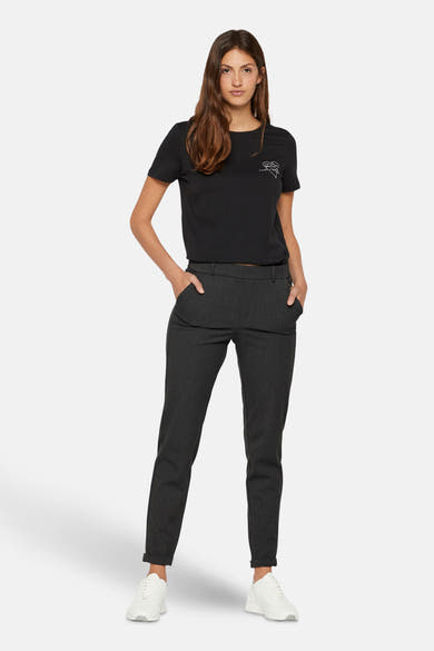 Pantalon de costume gris de VERO MODA, porté avec un t-shirt noir et des baskets blanches.
