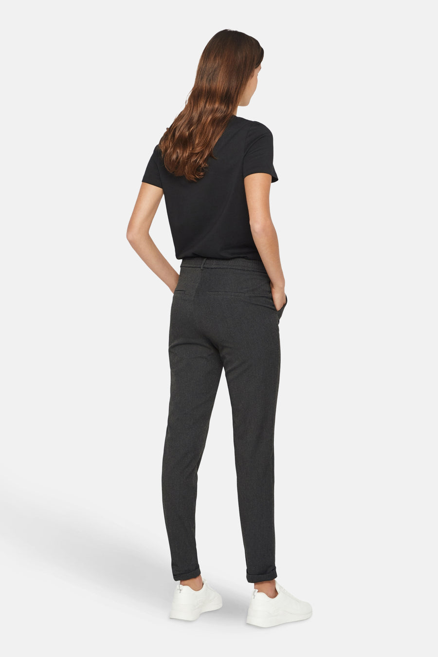 Pantalon de costume gris de VERO MODA, porté avec un t-shirt noir et des baskets blanches, vue de dos.
