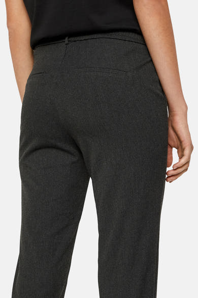 Pantalon de costume gris par VERO MODA, avec poches passepoilées à l'arrière.
