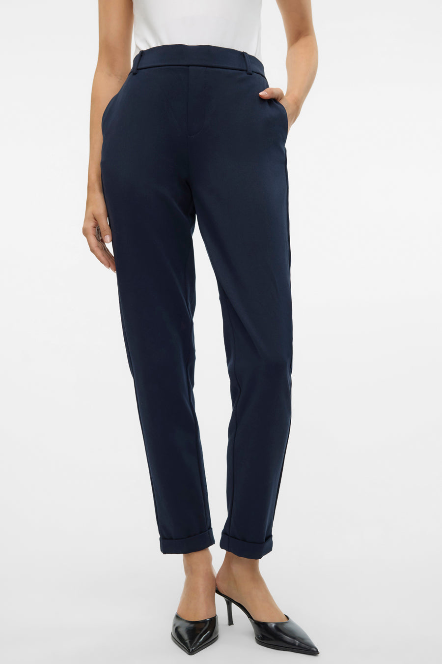 Pantalon de costume bleu de VERO MODA® avec revers aux chevilles et chaussures à talons pointus.