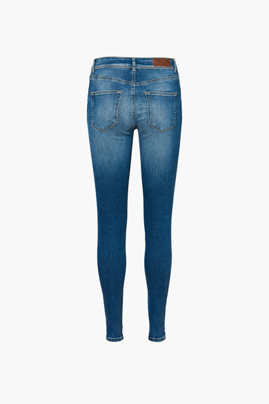 Jean skinny bleu moyen de VERO MODA, vue arrière sur fond blanc.