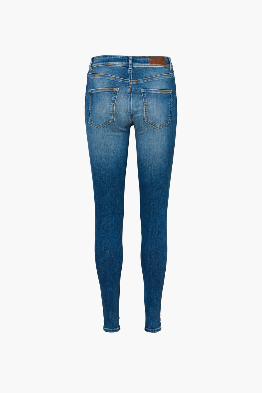 Jean skinny bleu moyen de VERO MODA, vue arrière sur fond blanc.