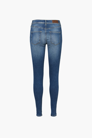Jeans skinny bleu moyen de VERO MODA, vue arrière, avec des poches arrières et une ceinture marron.
