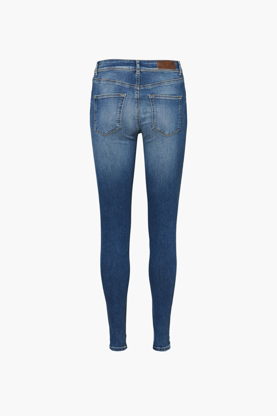 Jeans skinny bleu moyen de VERO MODA, vue arrière, avec des poches arrières et une ceinture marron.
