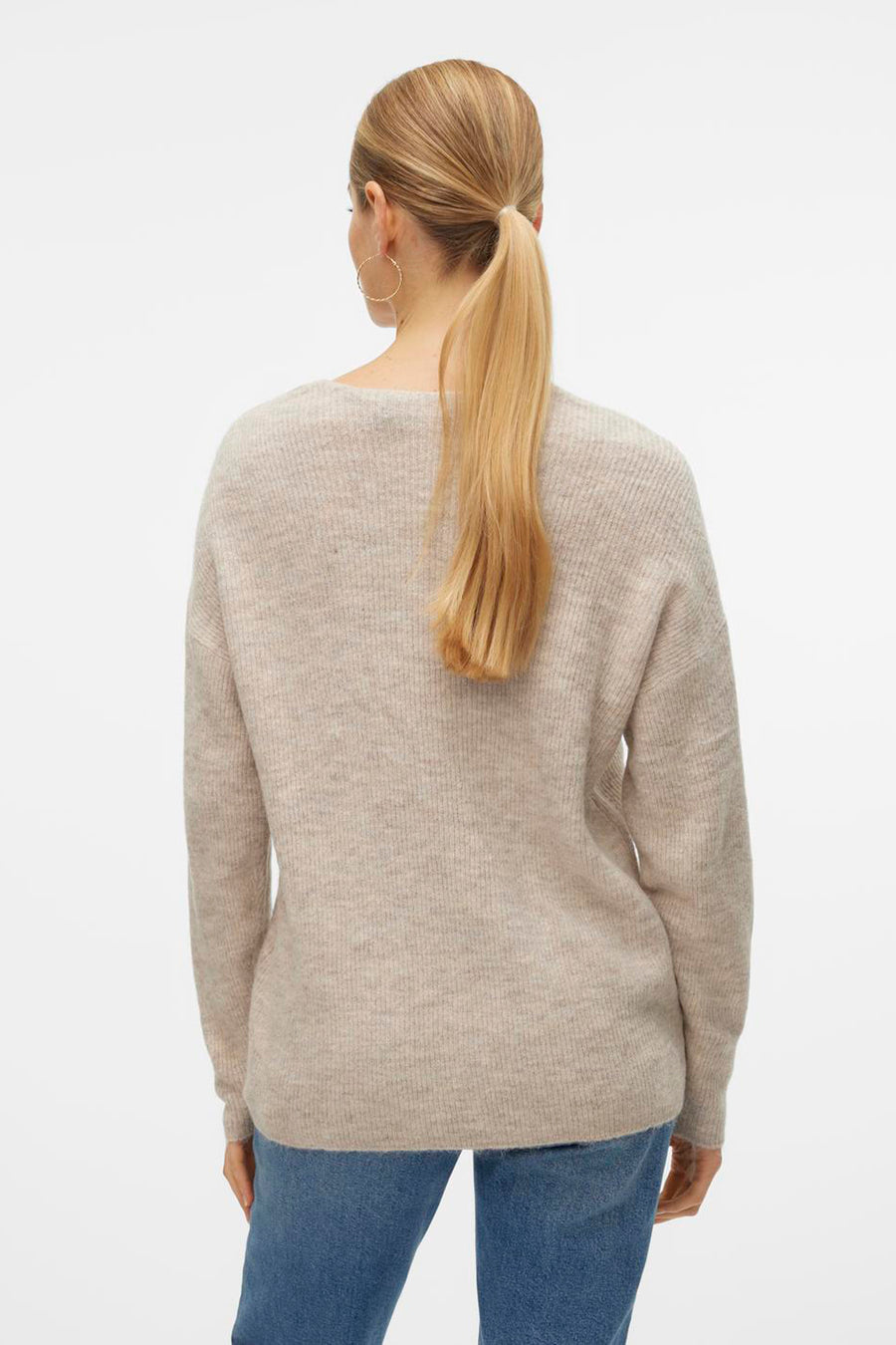 Ecru trui van Vero Moda, met ronde hals en lange mouwen, gedragen met een blauwe jeans.