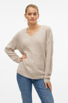 Ecru V-hals trui van VERO MODA, gedragen met een blauwe jeans en zwarte ballerina's.