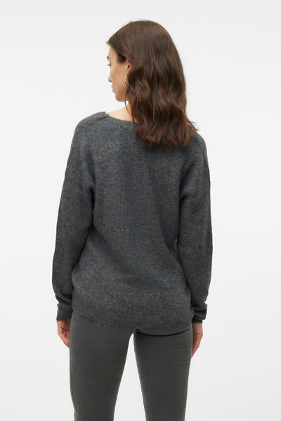 Grijze V-hals trui van VERO MODA, met lange mouwen en bijpassende broek van achteren gezien.