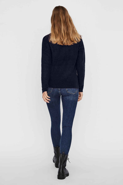 Pull à col en V bleu par VERO MODA, porté avec un jean et des bottes, vue de dos.
