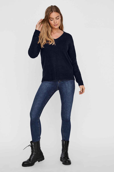 Blauwe V-hals trui van VERO MODA, gedragen met een donkerblauwe jeans en zwarte veterschoenen.