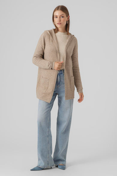 Cardigan beige à capuche de VERO MODA, porté sur un pull crème et un jean bleu ample.
