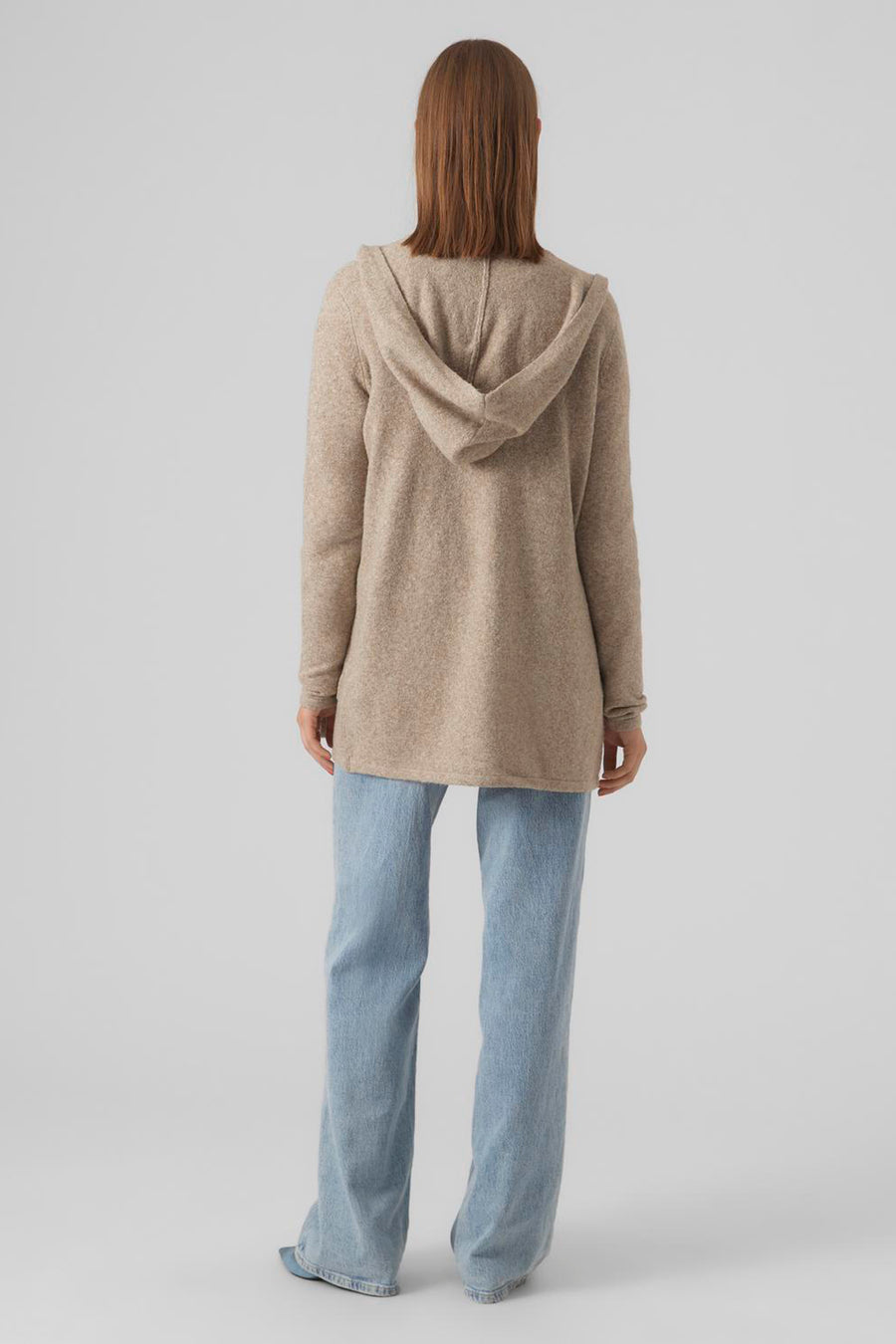 Beige vest van VERO MODA®, met capuchon en lange mouwen, gedragen met een casual spijkerbroek.