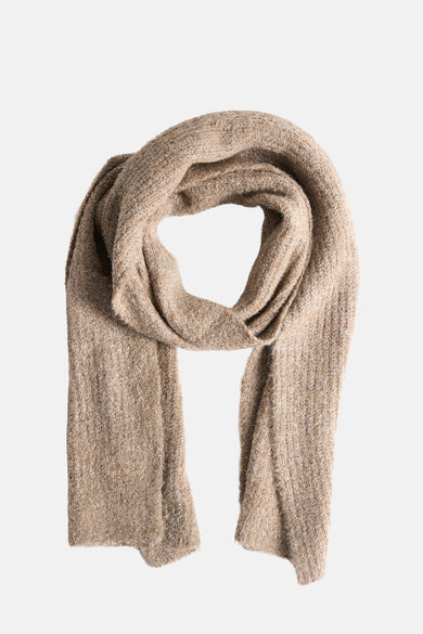 Écharpe taupe par OPUS, en tricot texturé avec un tombé ample et décontracté.