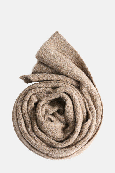 Écharpe taupe en maille brillante de OPUS, enroulée sur elle-même, texture douce.
