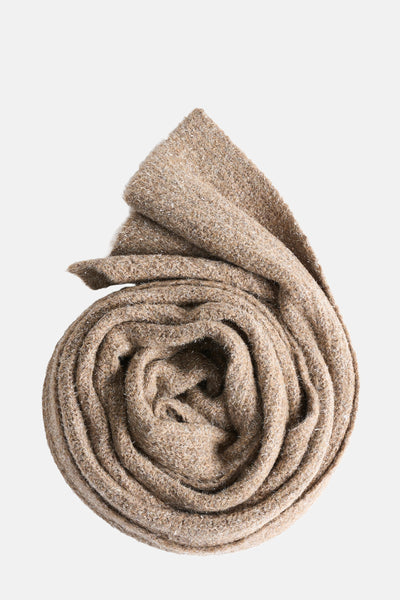 Écharpe taupe en maille brillante de OPUS, enroulée sur elle-même, texture douce.
