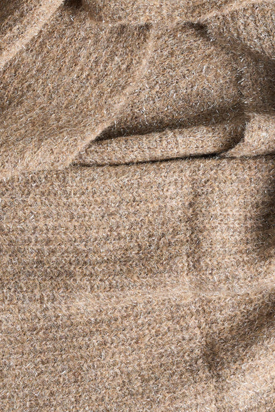 Écharpe taupe par OPUS, texture douce et brillante, avec un effet drapé subtil et des reflets argentés.
