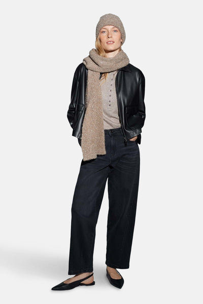 Écharpe taupe par OPUS, avec bonnet et veste en cuir noir, sur un mannequin portant un jean et des chaussures noires.
