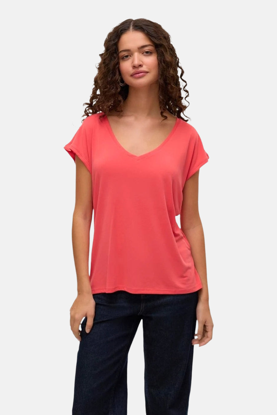 T-shirt rose à manches courtes de VERO MODA®, porté avec un jean bleu foncé uni.