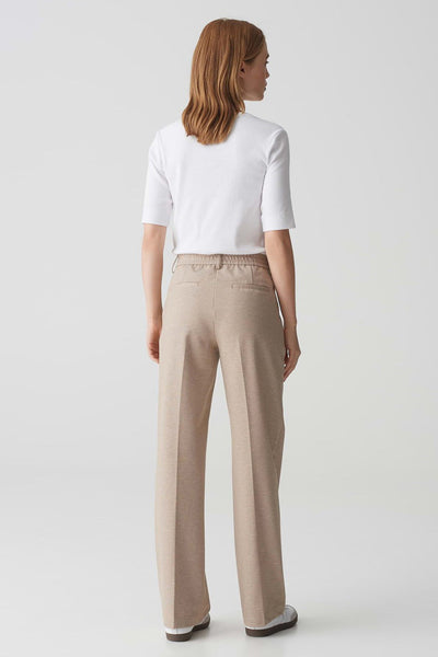 Beige broek OPUS, rechte pasvorm met elastische taille, gedragen met een wit T-shirt.