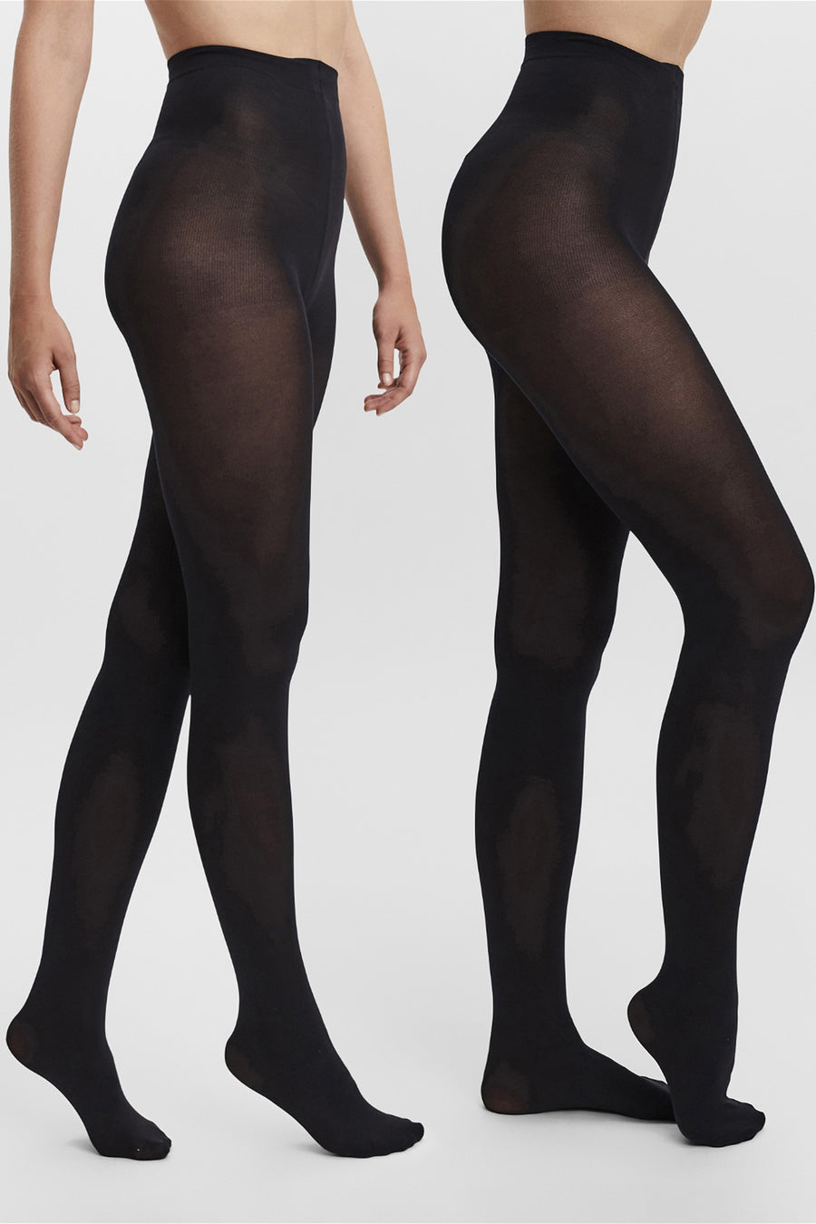 Zwarte panty van VERO MODA, gedragen op beide benen van een vrouw.