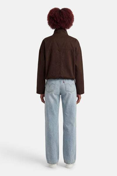 Veste brune décontractée par OPUS, vue de dos, portée avec un jean bleu clair.