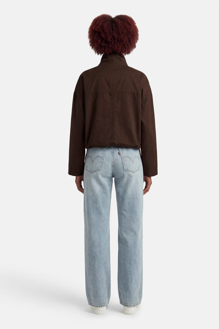 Veste brune décontractée par OPUS, vue de dos, portée avec un jean bleu clair.