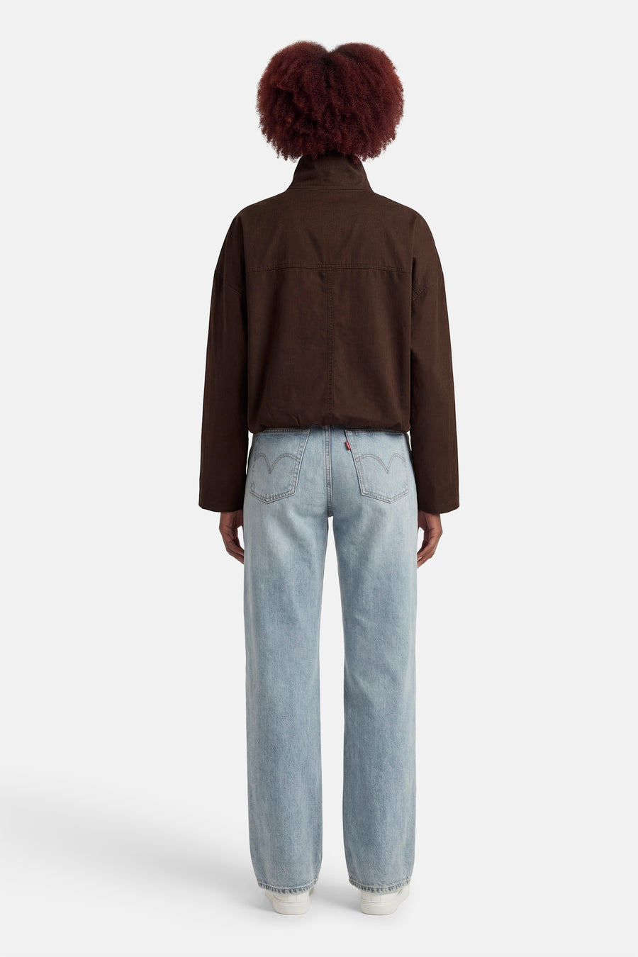 Veste brune décontractée par OPUS, vue de dos, portée avec un jean bleu clair.