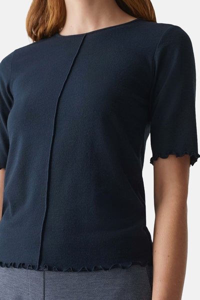 Pull bleu à col rond de OPUS, détail de couture verticale et ourlet ondulé.