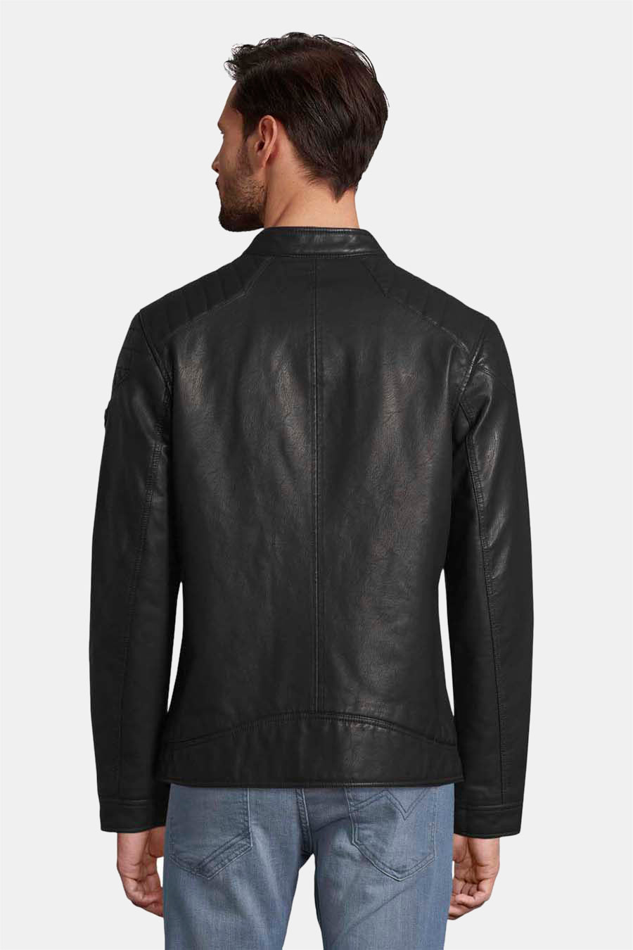 Veste en simili cuir noire de Tom Tailor, vue de dos, avec des détails matelassés aux épaules.