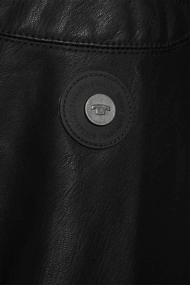 Veste en simili cuir noire de Tom Tailor, avec écusson de la marque visible.