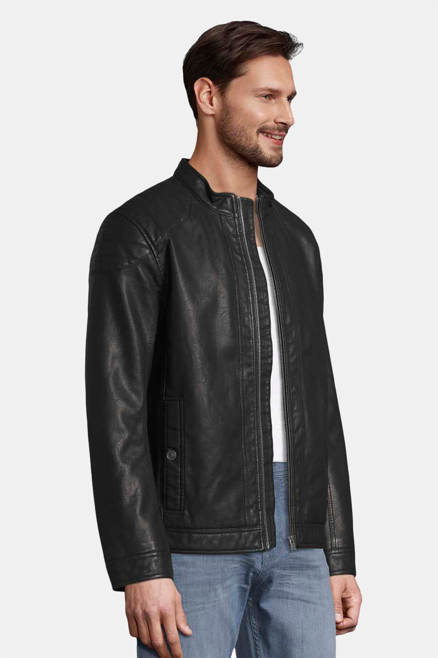 Veste en simili cuir noire de Tom Tailor, avec fermeture éclair et poches boutonnées, portée sur un t-shirt blanc et un jean clair.