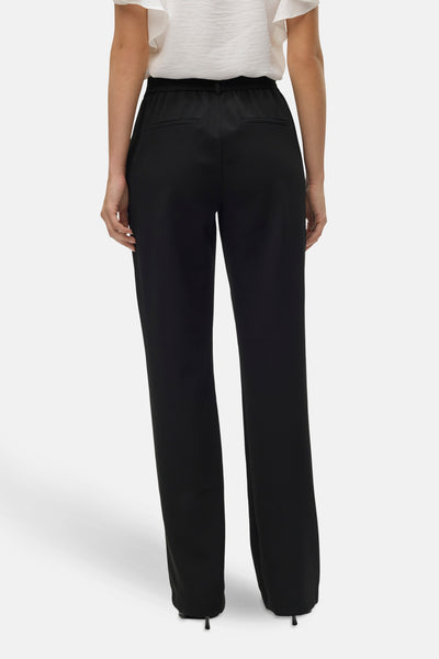 Pantalon noir de VERO MODA, coupe droite, avec poches arrière et taille élastique.
