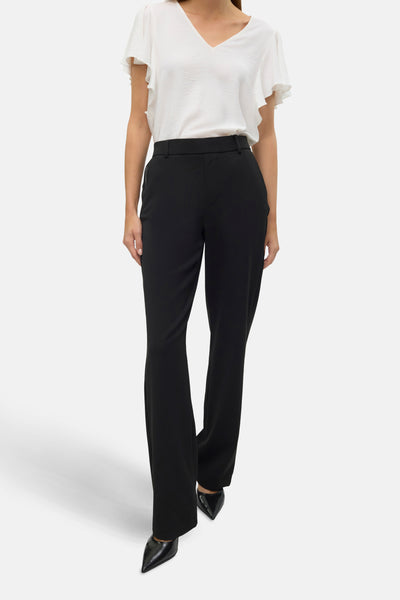 Zwarte broek van VERO MODA, met een rechte pasvorm, gedragen met een witte blouse met korte mouwen.