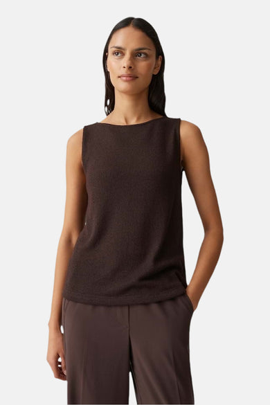 Top sans manches brun d'OPUS, porté avec un pantalon assorti, sur fond neutre.