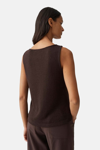 Top sans manches brun de OPUS, vue de dos, avec un pantalon marron assorti.