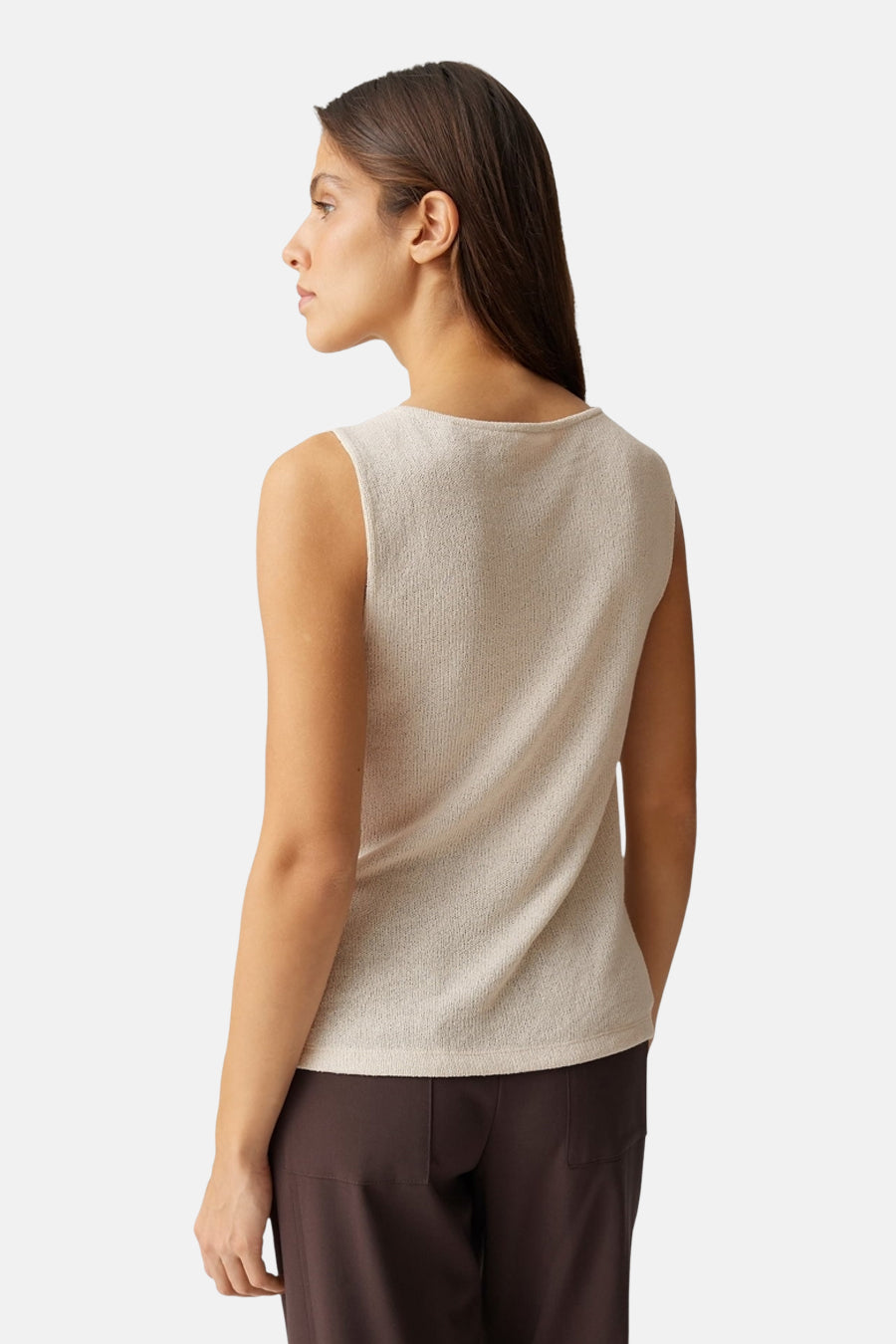 Top sans manches beige par OPUS, en texture tricotée fine, porté avec un pantalon marron uni.
