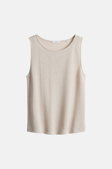 Top sans manches beige par OPUS, en maille fine texturée sur fond uni.